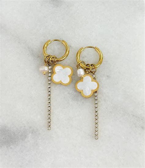 lv klaver oorbellen|Earrings .